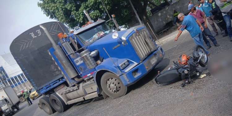 Motociclista resultó gravemente herido tras chocar de frente contra una tractomula en Barranquilla