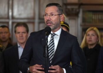 Oposición colombiana pide explicaciones a ministro que se fue a la playa en plena emergencia por el terremoto