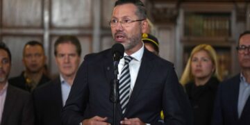 Oposición colombiana pide explicaciones a ministro que se fue a la playa en plena emergencia por el terremoto
