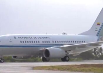 Petro aterrizó en Tolú, pero no descendió del avión y se canceló la inauguración del aeropuerto