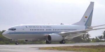 Petro aterrizó en Tolú, pero no descendió del avión y se canceló la inauguración del aeropuerto