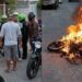 Presunto atracador se salvó de ser linchado por la comunidad en el barrio Galán, Barranquilla: le quemaron la moto