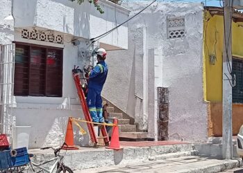 Reposición de elementos eléctricos en un sector del barrio Delicias