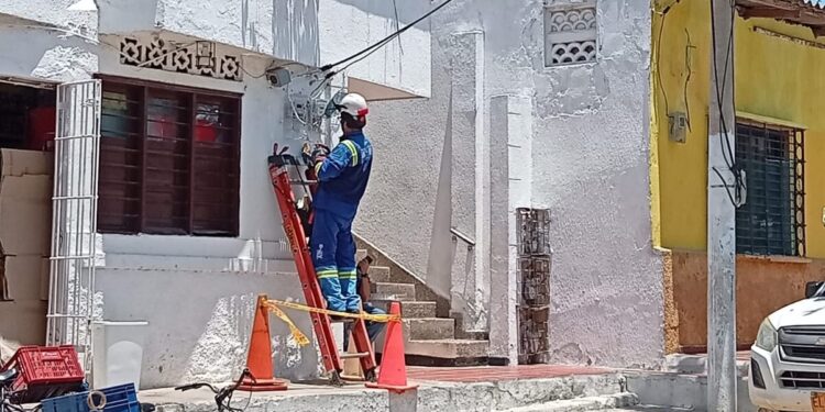 Reposición de elementos eléctricos en un sector del barrio Delicias