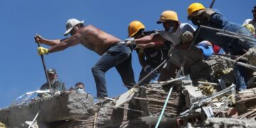 Rodeados de drama político, los rescatistas internacionales comienzan a llegar a Colombia