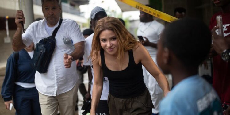 Shakira reconstruirá la universidad y diez colegios afectados por el terremoto en Chocó