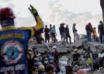 Sismo de magnitud 7,4 sacude Colombia, en vivo: reacciones al temblor, número de muertos, noticias y más