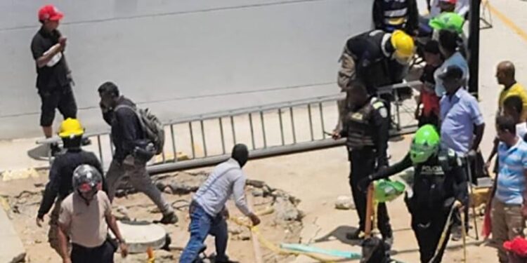 Tragedia laboral en Soledad: dos operarios mueren y tres resultan heridos durante trabajos de alcantarillado