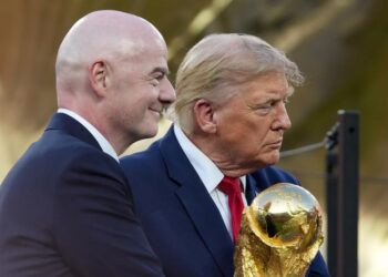 Trump dice que reemplazar a Infantino sería "un terrible error"