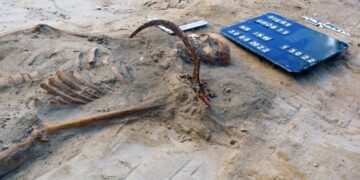 Un grupo de científicos intentan desentrañar los secretos del entierro "vampírico" de una joven en Polonia
