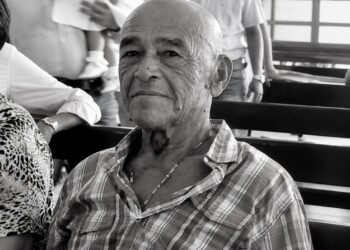 “Un motociclista lo arrolló y lo dejó tirado”: muerte de adulto mayor tras siniestro en el barrio La Luz