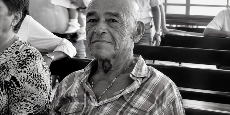 “Un motociclista lo arrolló y lo dejó tirado”: muerte de adulto mayor tras siniestro en el barrio La Luz