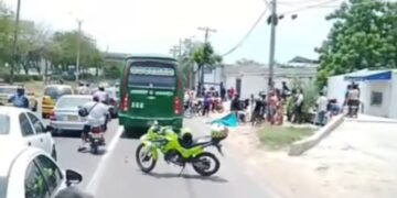 Varias horas permaneció tendido sobre la Circunvalar el cadáver de hombre que murió arrollado por un bus