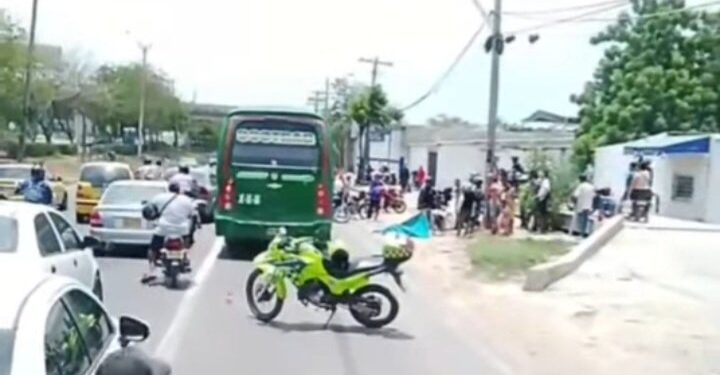Varias horas permaneció tendido sobre la Circunvalar el cadáver de hombre que murió arrollado por un bus