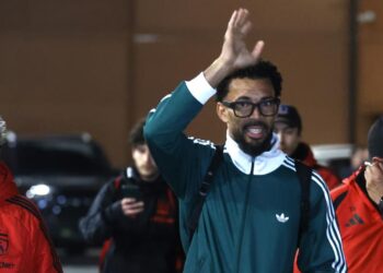 Vozinha causa revuelo a su llegada a Chile para jugar con Colo Colo