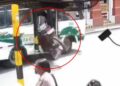 motociclista chocó contra buseta, terminó dentro del vehículo y luego salió caminando