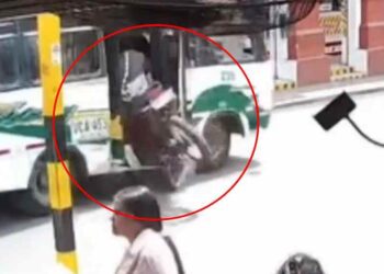 motociclista chocó contra buseta, terminó dentro del vehículo y luego salió caminando