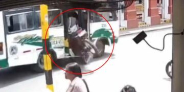 motociclista chocó contra buseta, terminó dentro del vehículo y luego salió caminando