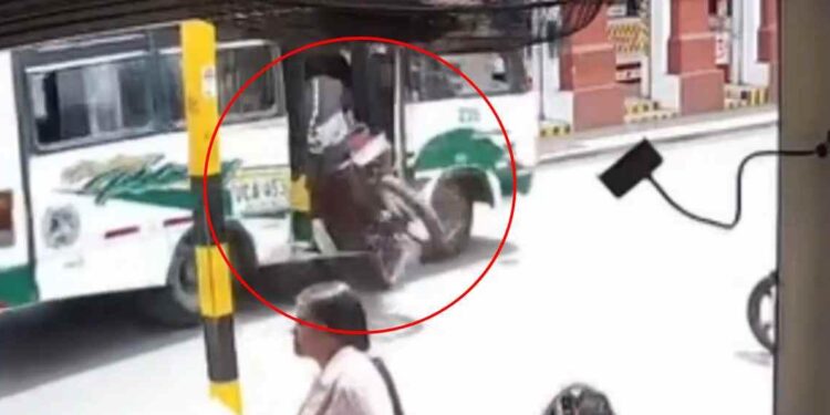 motociclista chocó contra buseta, terminó dentro del vehículo y luego salió caminando