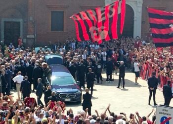 una multitud emocionada despide en Milan a Franco Baresi