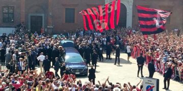 una multitud emocionada despide en Milan a Franco Baresi