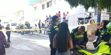 "¡Mi nene!": madre lloraba a su hijo James, asesinado por un sicario en el barrio La Esmeralda, Barranquilla
