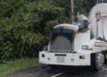 ¡Terrorismo en vía entre Sabanagrande y Palmar de Varela!: hombres en moto y armados incendiaron camión cisterna