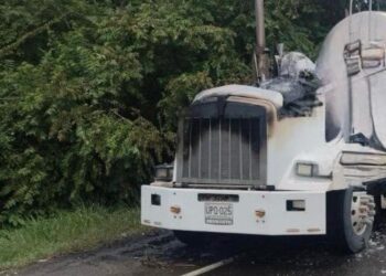 ¡Terrorismo en vía entre Sabanagrande y Palmar de Varela!: hombres en moto y armados incendiaron camión cisterna
