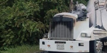 ¡Terrorismo en vía entre Sabanagrande y Palmar de Varela!: hombres en moto y armados incendiaron camión cisterna